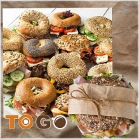 Bagel geitenkaas met sla, vijgenjam, roomkaas en walnoten.