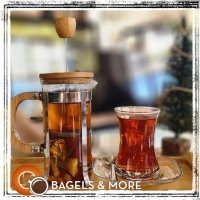 EEN THEE VOL LIEFDE<br>-|MET WITTE THEE, PAI MU, PAPAYA STUKJES, PERENSTUKJES ROZENBLAADJES, PEPERKORRELS PERZIKSTUKJES, KORENBLOEM EN GOUDBLOUSEM