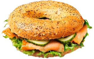 Bagel met zalm gerookte zalm op een bedje van roomkaas, rucola, komkommer en uitjes