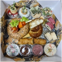 De feestdagen borrelbox is lekker met kerst of met oud en nieuw of voor uw speciale gelegenheid. <br>Een goed gevulde borrelbox bestaat uit: <br>zalmbouchee, wraps, nachos met dip, borrelnoten, brieá la fruit<br>diverse schaaltjes mezzes, fruit, olijven, salami en spiniazieroletje. <br><br>LET OP DE BORRELBOX KAN MINIMAAL VOOR 2 PERSONEN BESTELD WORDEN.<br>Dus als u voor 3 personen wilt dan moet u 3x de borrelbox bestellen. <br><br>Bel ons als u vragen of andere wensen hebt. <br>030 7116838