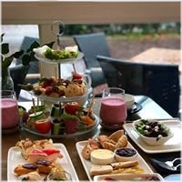 High Tea Ultra de Luxe: Verwen uzelf met een huisgemaakte bubbeltje, gevolgd door scones met clotted cream en jam. Geniet daarna van een vegetarische linzen soepje, sandwiches, borek, aperitiefje, en meer. Sluit af met diverse zoetigheden  Inclusief onbeperkt thee.<br><br>Reserveer minimaal 2 dag van tevoren. Thuisbezorging mogelijk, vraag naar de opties<br>Bel voor meer informatie 0307116838.