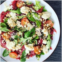 malse carpaccio salade met rucola, avocado, huisgemaakte kruidensaus, walnoten, utjes, Grana padano